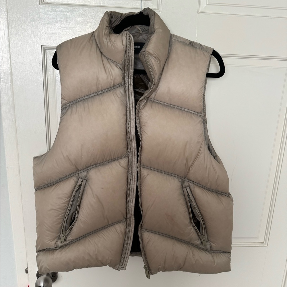 Represent clo puffer vest